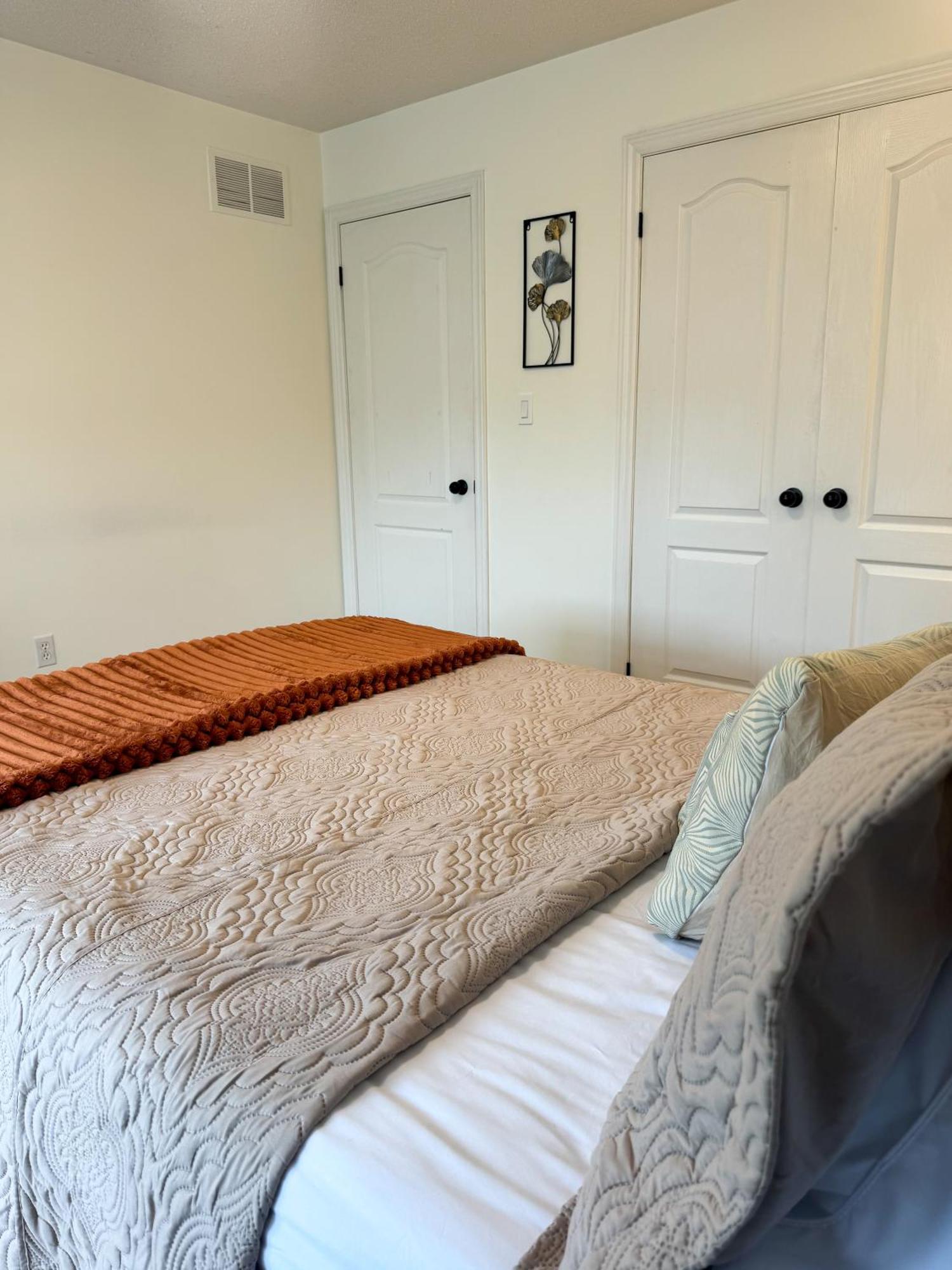 The Khan Villa Whitby Room photo